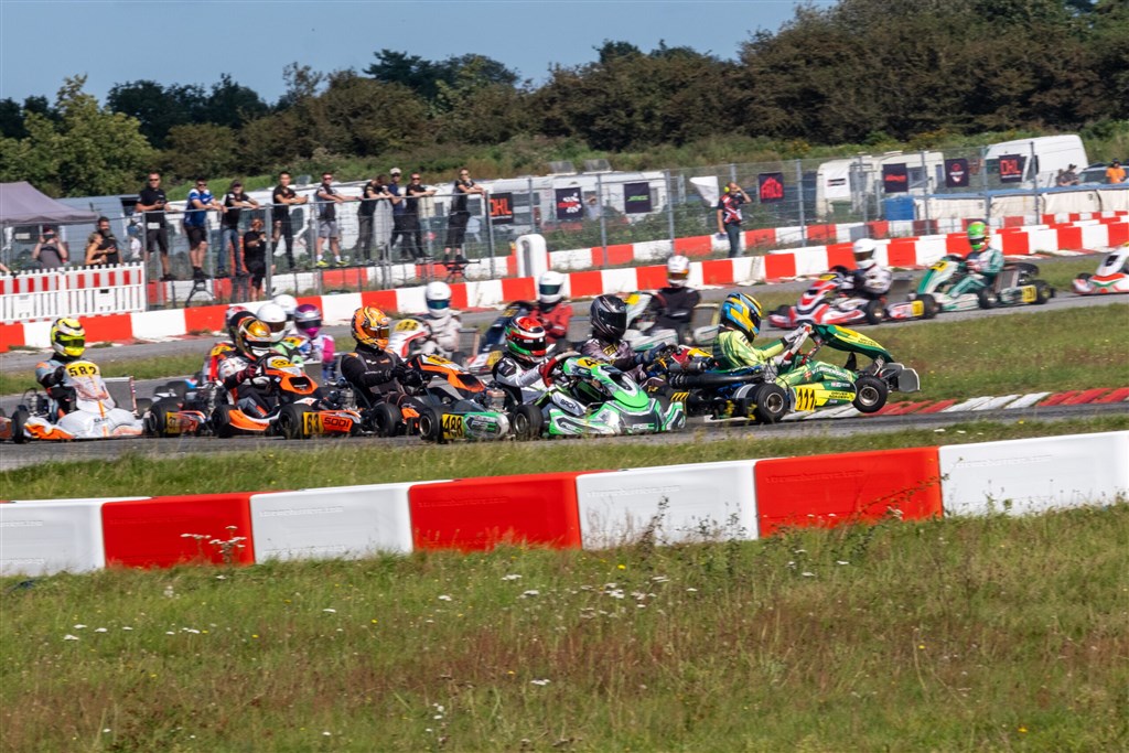 DASU Senior bød på et kæmpe felt og også lidt trafikale udfordringer undervejs – her bliver Villads Lindenskov stillet på tværs.
(Foto: Danish Karting League)
